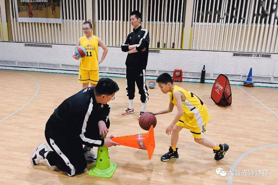如何通过快攻训练提升团队协作能力?_1
